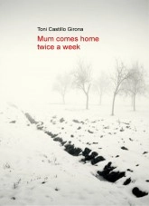 Libro Mum comes home twice a week, autor Toni Castillo Girona