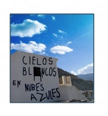 Cielos blancos en nubes azules
