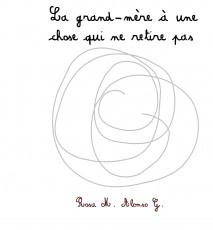 La grand-mère a une chose qui ne retire pas