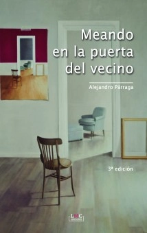 Meando en la puerta del vecino